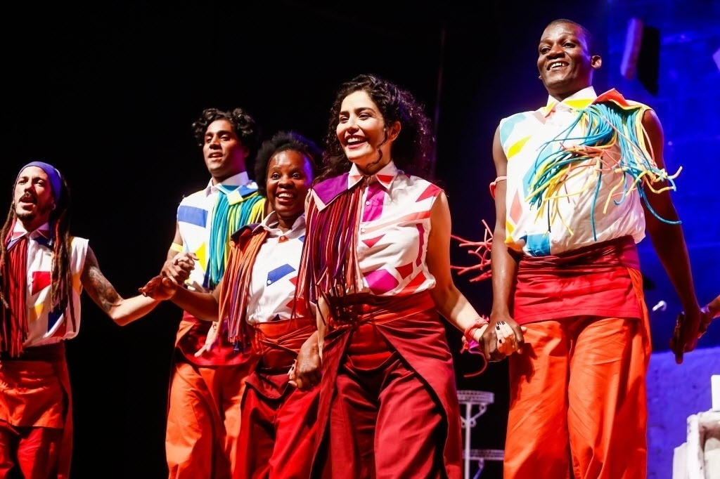 5.ago.2016 - Letícia Sabatella se apresentou nesta sexta-feira (5) ao lado de doze imigrantes haitianos e um palestino na peça "Haiti Somos Nós", na Galeria Olido, centro de São Paulo. Na abertura do espetáculo, a atriz leu um discurso sobre intolerância escrito por ela,  inspirado no episódio do último domingo, quando foi hostilizada por manifestantes pró-impeachment em Curitiba - Edson Lopes Jr. /UOL