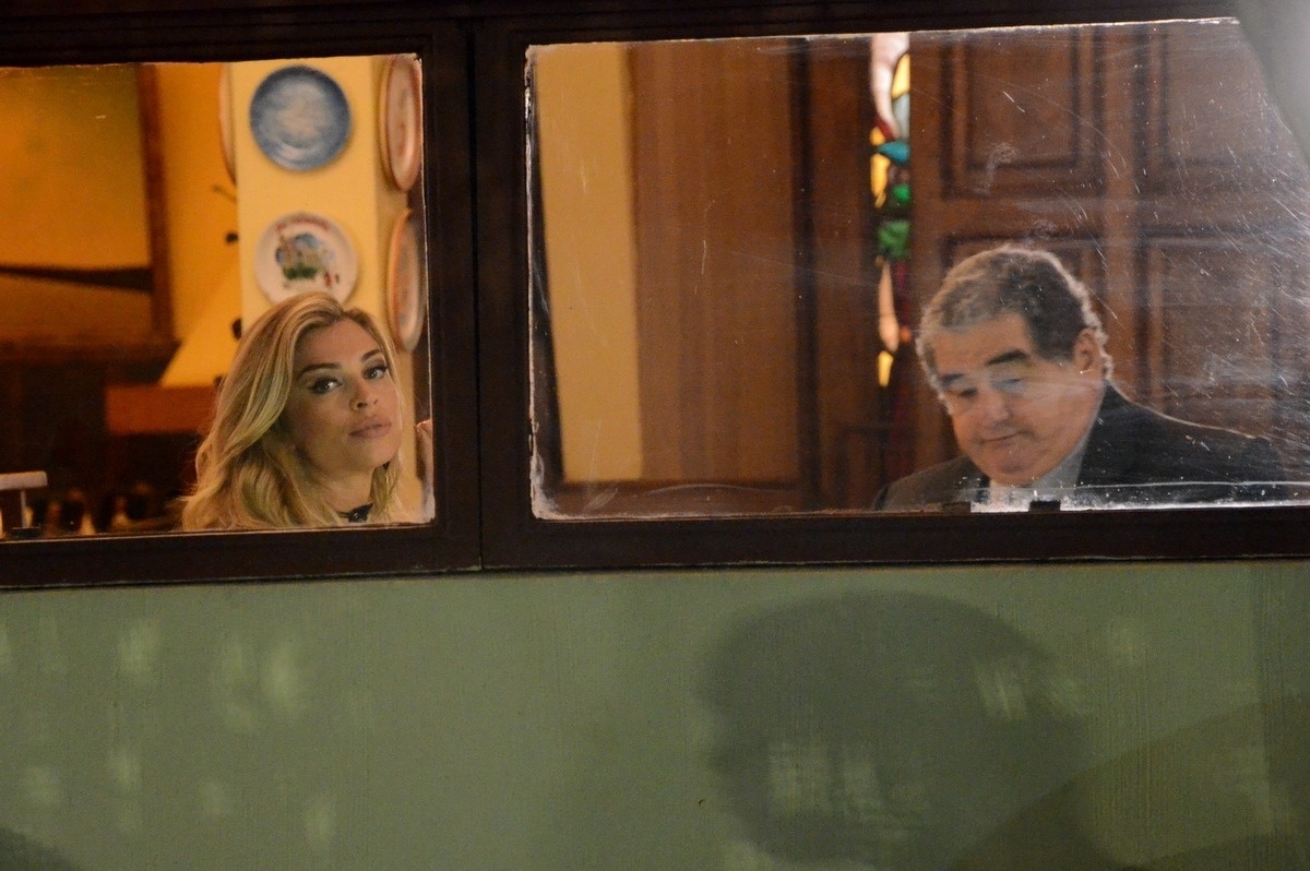 9.ago.2016 - Na madrugada desta terça-feira, Grazi Massafera e Otávio Augusto foram fotografados gravando, em São Paulo cenas de "A Lei do Amor", novela da Globo que substituirá "Velho Chico". A nova trama tem previsão de estreia para o dia 3 de outubro - Eduardo Martins / AgNews