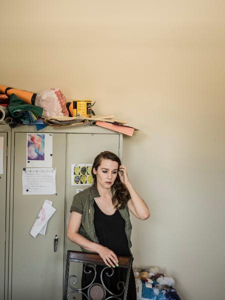 Caroline White, que ouve vozes em sua cabeça, no escritório do grupo "Diálogo Aberto" - Sasha Maslov/The New York Times/Reprodução - Sasha Maslov/The New York Times/Reprodução