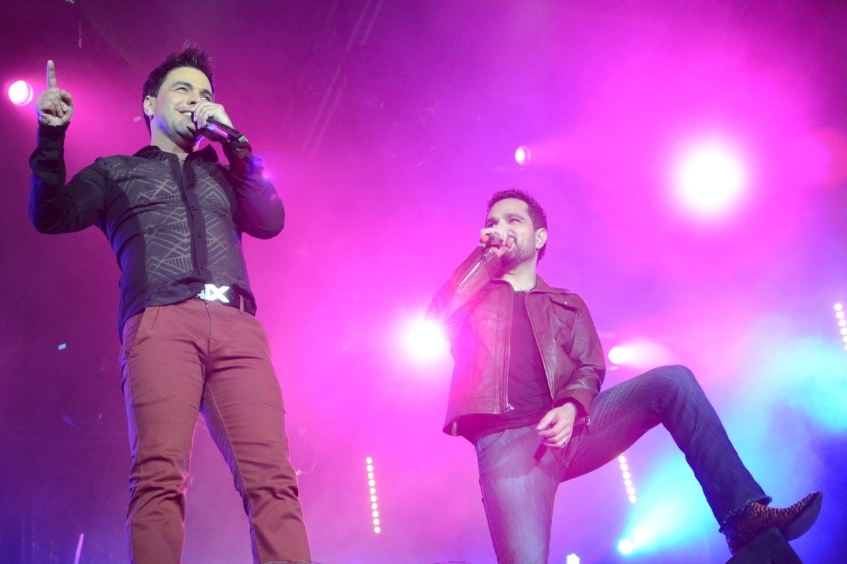 27.ago.2016 - Zezé di Camargo e Luciano agita Barretos no penúltimo dia da tradicional Festa do Peão - Ag.News