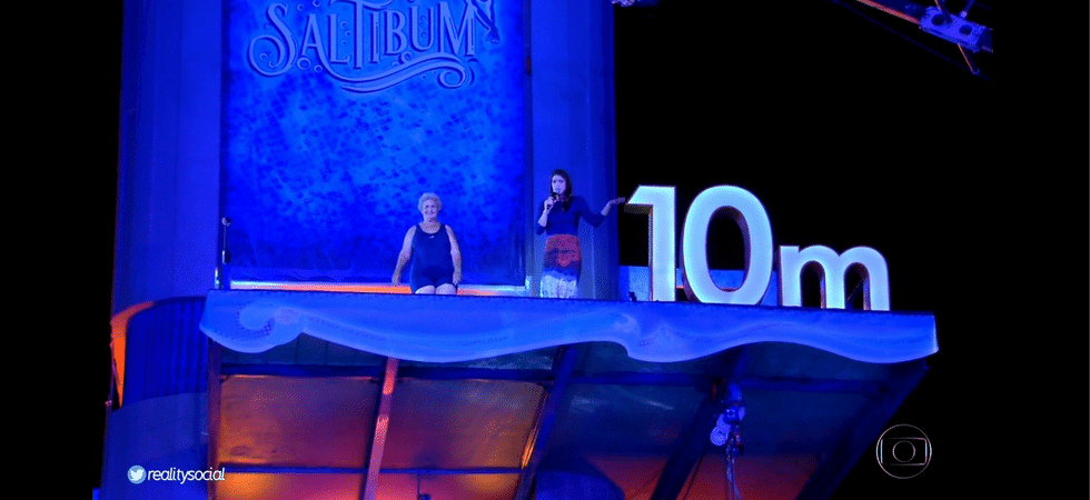 29.out.2016 - Dona Geralda, que estava na plateia do complexo aquático, local onde são realizadas as provas do quadro "Saltibum", pediu a Luciano Huck para que lhe deixasse saltar - Reprodução/TV Globo