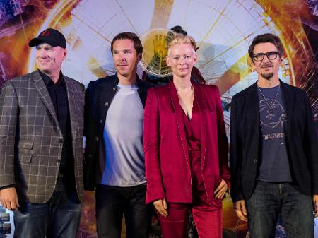 13.out.2016 - O presidente da Marvel, Kevin Feige (esq.), em Hong Kong, com a equipe do filme "Doutor Estranho": os atores Benedict Cumberbatch e Tilda Swinton e o diretor Scott Derrickson (direita) - Anthony Wallace/AFP Photo