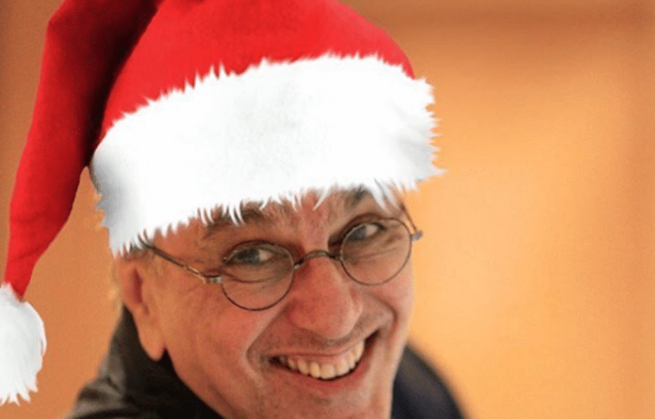 Cateano Veloso publicou uma foto com um gorrinho do papai noel para desejar Feliz Natal para os seus seguidores. "Feliz Natal para todos! Felicidade, paz e muita música! Um abraçaço", escreveu - Reprodução/Instagram caetanoveloso