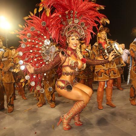 Tati Minerato, rainha da bateria da Gaviões da Fiel, na primeira noite de desfiles no Carnaval 2017 de São Paulo - Iwi Onodera/UOL