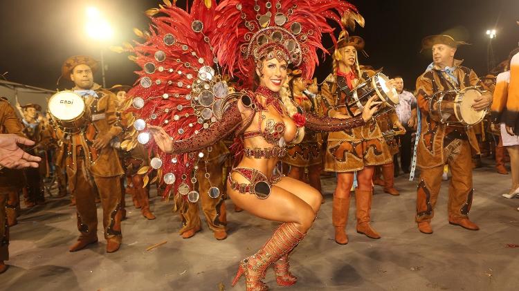 24.fev.2017 - Tati Minerato, rainha da bateria da Gaviões da Fiel, na primeira noite de desfiles no Carnaval 2017 de São Paulo