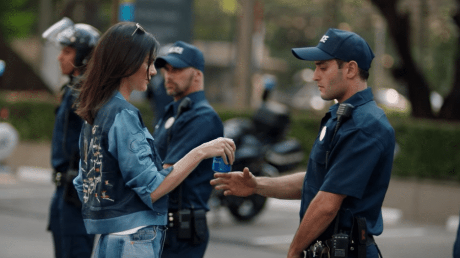 Kendall Jenner entrega Pepsi a policial em novo comercial da marca de refrigerantes - Reprodução