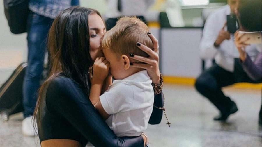Emilly reencontra "princeso", o sobrinho Derick, no aeroporto de Porto Alegre - Reprodução/Instagram