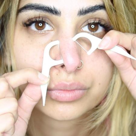 A blogueira Sukhi Mann, da Califórnia, usa fio dental com suporte para tirar cravos - Reprodução/Instagram
