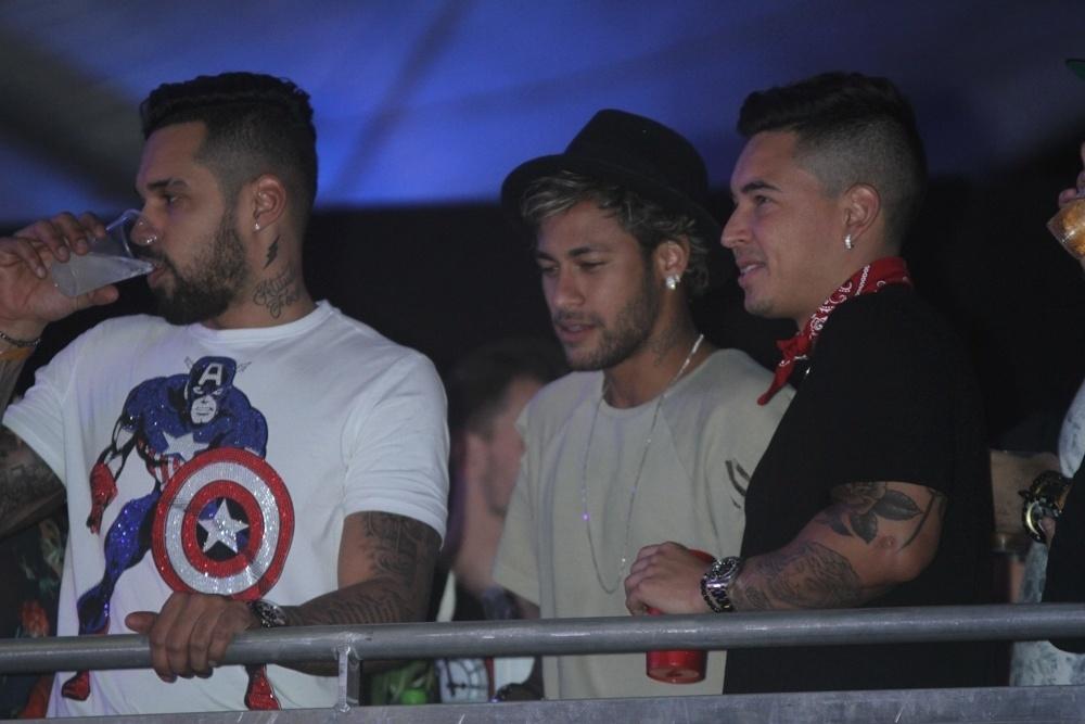 Ao lado dos amigos, Neymar aproveita a primeira noite de shows do Villa Mix Festival, em Goiânia - Manuela Scarpa/Brazil News
