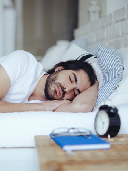 Para dormir bem sem brigar com o relógio é importante fazer a higiene do sono - iStock