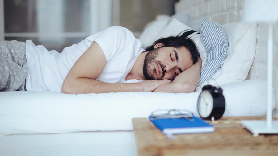 Dormir menos do que sete horas ou mais de nove horas por noite pode ser prejudicial, indica novo estudo - iStock