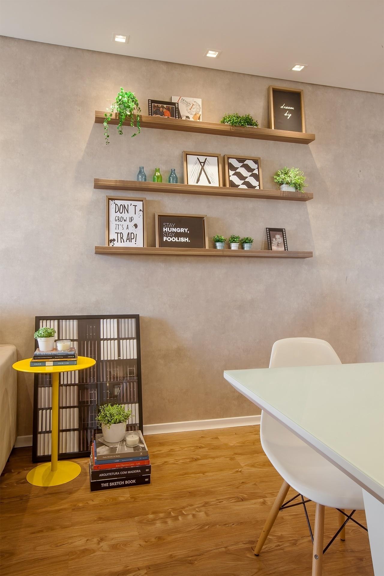 A parede ganhou efeito de cimento queimado com papel de parede. O piso foi coberto por réguas vinílicas que parecem madeira - Daniel Popov/Divulgação