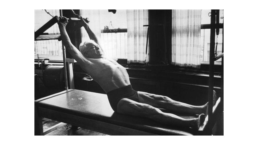 Pilates manteve seu corpo atlético durante toda a vida, inclusive pouco tempo antes de morrer, em 1967, com 83 anos - GETTY IMAGES