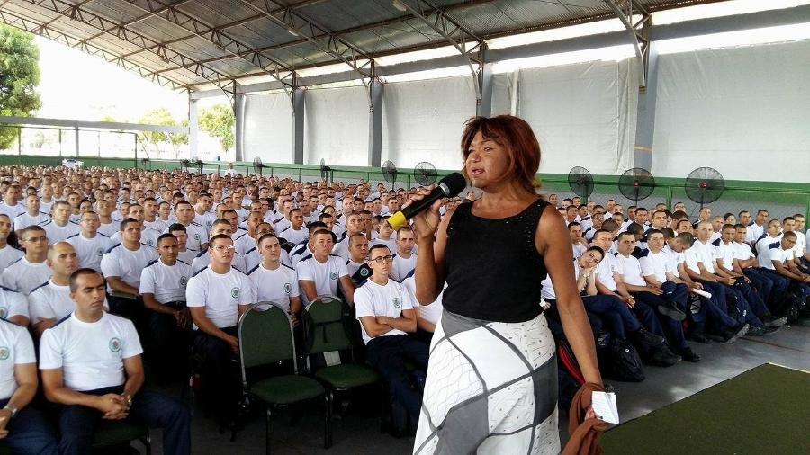 A militante Thina Rodrigues durante treinamento de um grupo de policiais, em 2017 - Reprodução