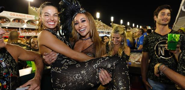 Sabrina Sato carrega Isis Valverde no Camarote CarnaUOL - Felipe Panfili/CamaroteNº1 - Felipe Panfili/CamaroteNº1