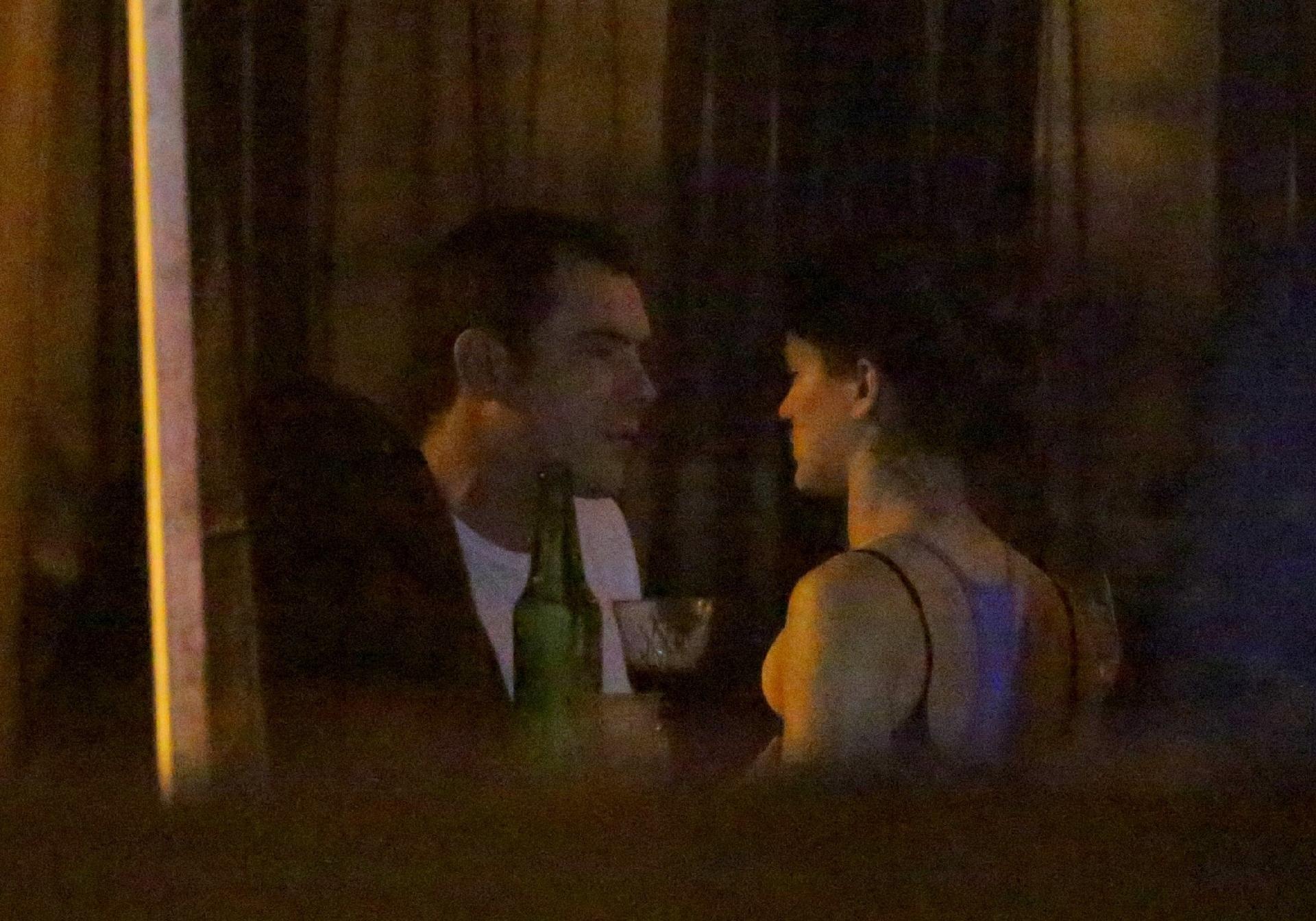 Sergio Guizé e Bianca Bin em clima de romance em festa de "O Outro Lado do Paraíso" - AgNews