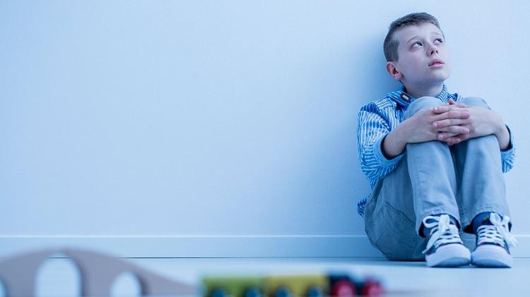 autismo, menino, sozinho - iStock - iStock