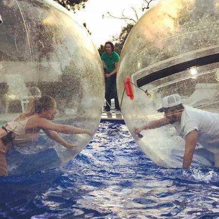 Eliana e Luan Santana se divertem na piscina - Reprodução/Instagram