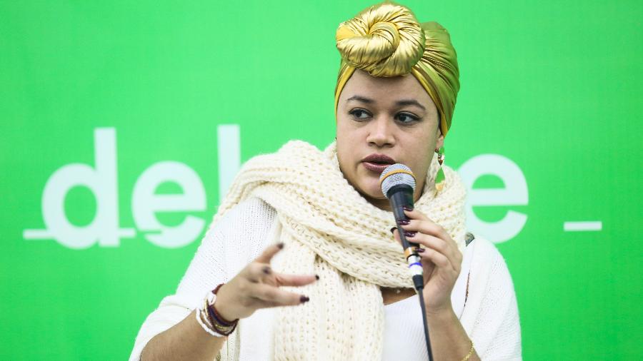 A poeta Ryane Leão, autora do livro "Tudo Nela Brilha e Queima" participa de debate na 25ª Bienal do Livro de São Paulo - Iwi Onodera/UOL