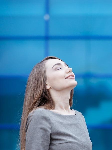 Foto de Mulher Em Pé Na Escada e mais fotos de stock de Mulheres -  Mulheres, Moda, Elegância - iStock