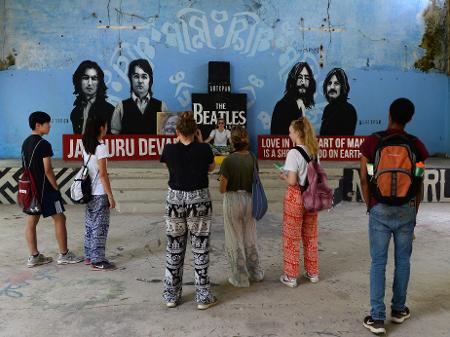 Turistas visitam o ashram, no norte da Índia - Sajjad Hussain/AFP