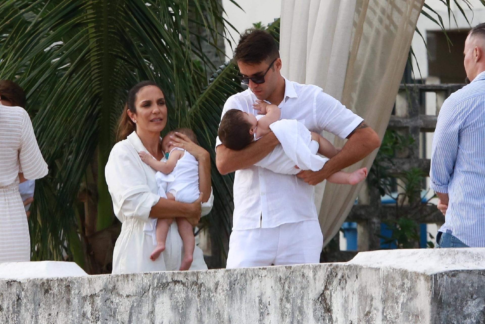 Ivete Sangalo e Daniel Cady seguram as filhas Marina e Helena no colo durante a festa de batizado das meninas fechada para família e amigos mais próximos - AgNews/Dilson Silva