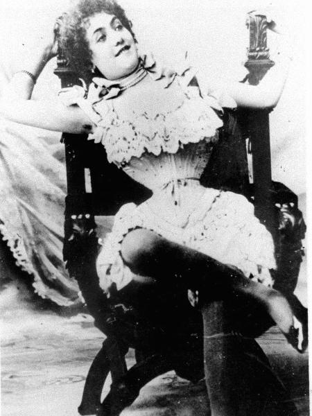 Livro "Sutiãs e Espartilhos - Uma História de Sedução": a atriz Polaire com sua cintura de vespa em foto de 1890 - Reprodução - Reprodução