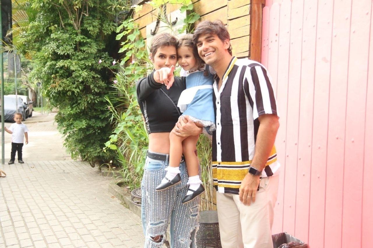 Deborah Secco com o marido Hugo Moura e a filha Maria Flor - Daniel Pinheiro/AgNews