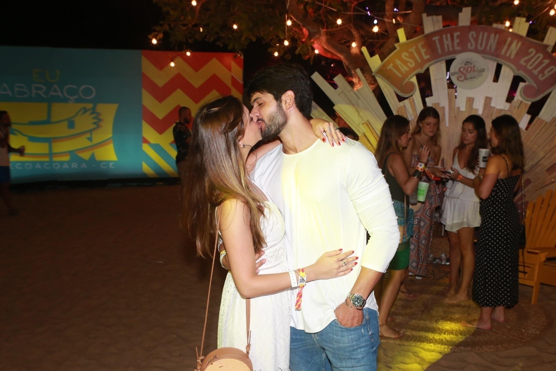 Ex-BBB Lucas Fernandes e a noiva, Ana Lúcia, beijam muitem em Jeri - Manuela Scarpa/Brazil News