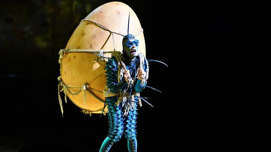 Um dos personagens leva o ovo que tanto "causa" no enredo do espetáculo do Cirque du Soleil - Divulgação