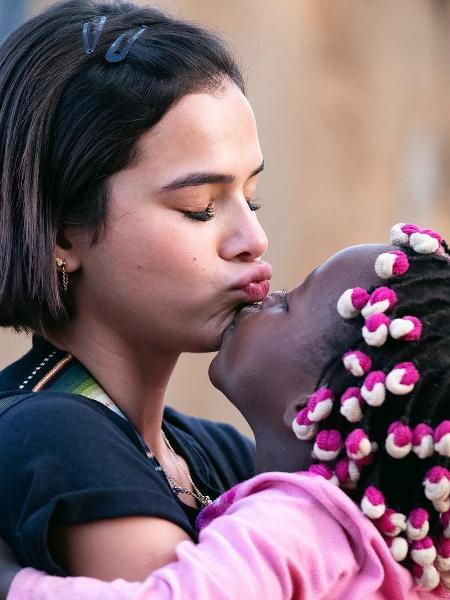 Bruna Marquezine se diverte com crianças em viagem missionária na África - Reprodução/Instagram