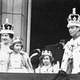 A Rainha-Mãe em sua coroa com a então princesa Elizabeth, hoje rainha Elizabeth 2ª, a princesa Margaret e o rei George 6º - Getty Images
