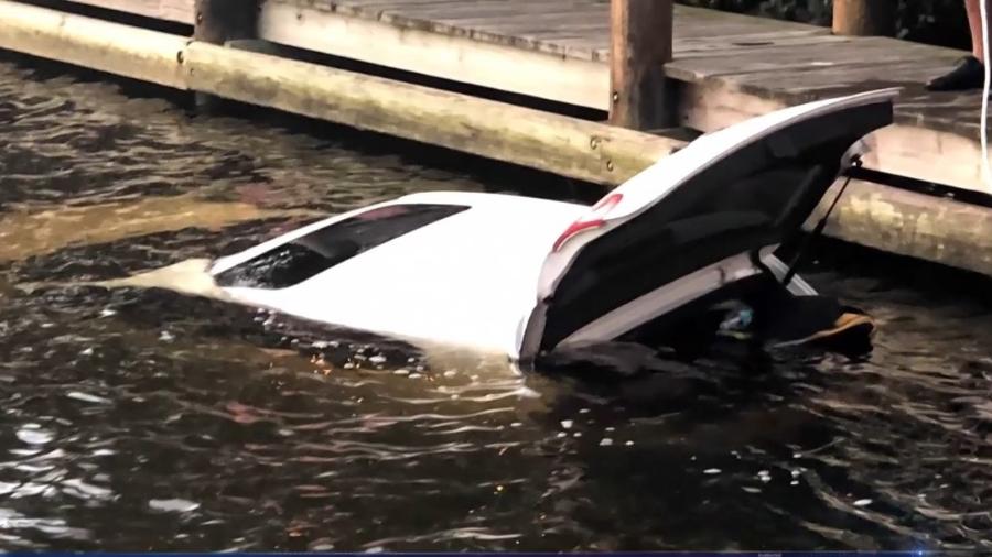 Mulher de 81 anos fica presa dentro de carro em rio na Flórida  - Reprodução