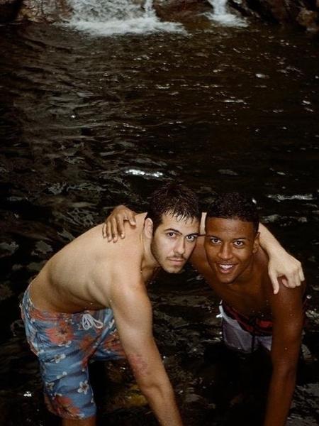 Antonio Benício em cachoeira com amigo - Reprodução/Instagram
