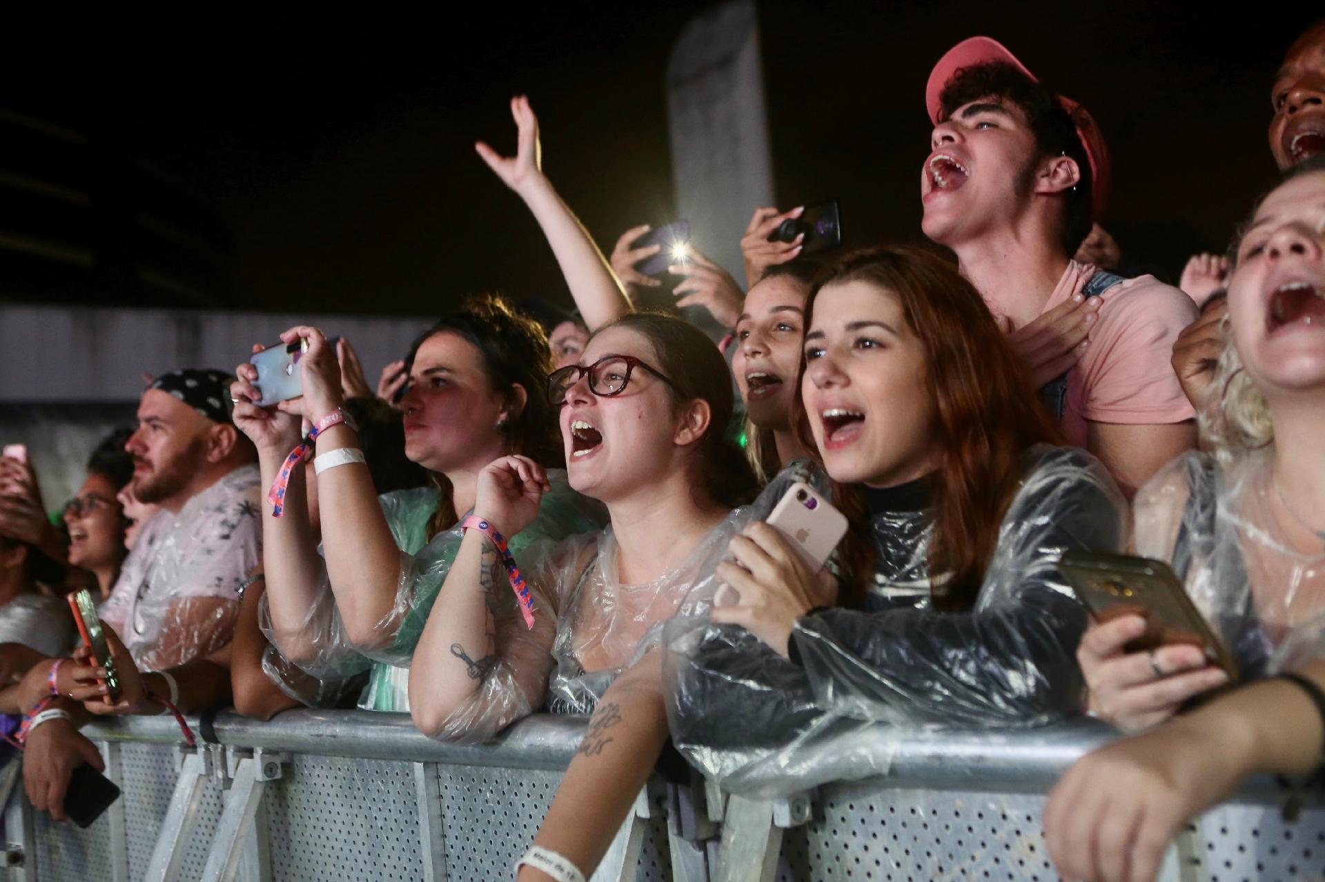 Fãs assistem ao show do Little Mix no festival GRLS!, em SP - Iwi Onodera/UOL