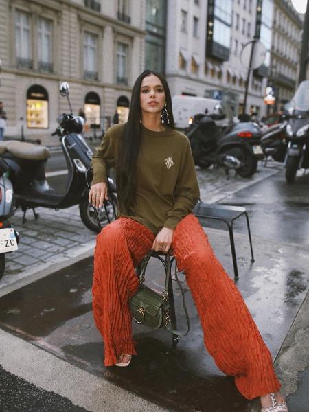 Bruna Marquezine com blusa e calça oversized na Semana de Moda de Paris 2019 - Reprodução/Instagram