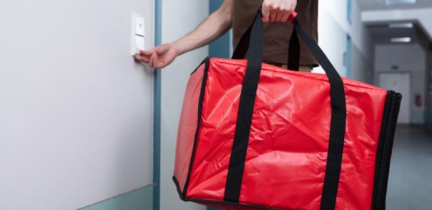 Golpe em delivery | Entregador viraliza ao filmar dados de cartão; veja como se prevenir