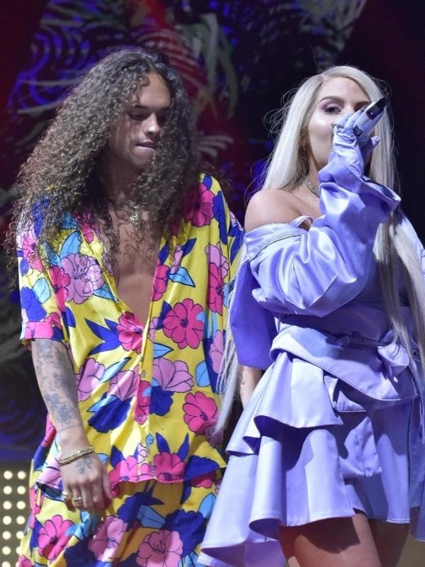 Vitão e Luísa Sonza cantam 'Flores' no MTV Miaw 2020