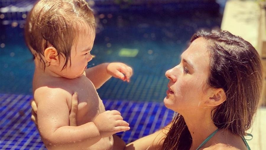 Tatá Werneck em piscina com Clara Maria - Reprodução/Instagram