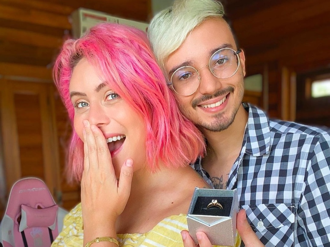 Youtuber trans é pedida em casamento ao gravar vídeo: "Sem medo de ser eu"