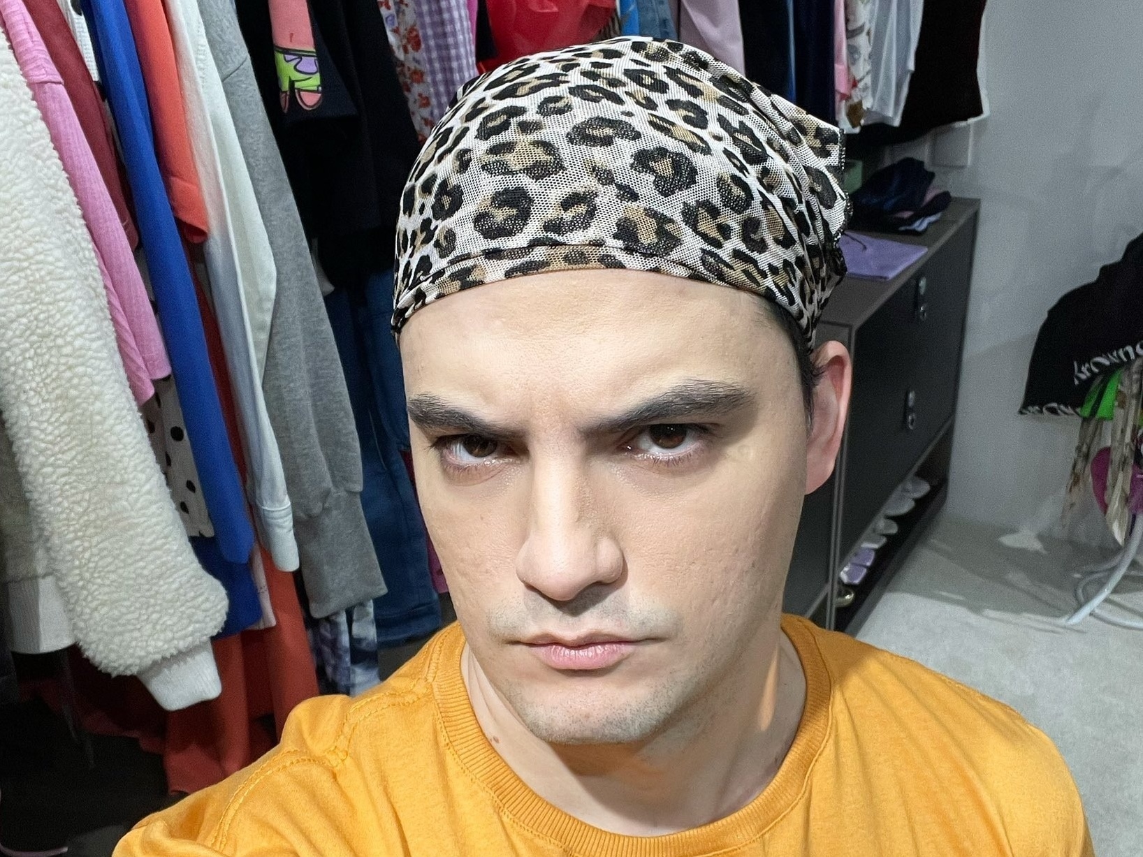 Felipe Neto entra na moda da bandana e posa com o acessório: 'Obrigado BBB'