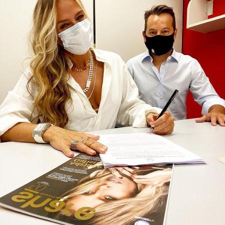 Adriane Galisteu assinou o contrato ao lado de Paulo Franco - Reprodução/Instagram