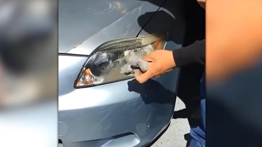 Farol de carro é higienizado com repelente - Reprodução