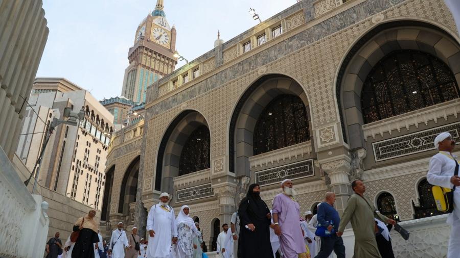 Muitos peregrinos realizam percursos entre países a pé até Meca, segundo o costume - AFP
