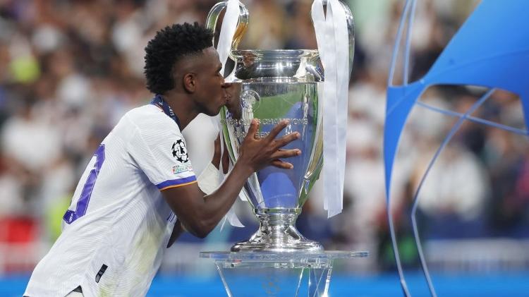 Vinicius Jr. beija taça da Champions League após Real Madrid vencer campeonato - Getty Images - Getty Images