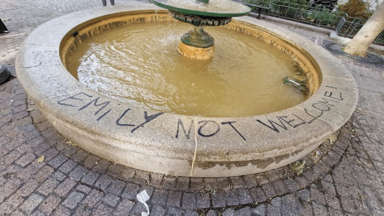 "Emily não é bem-vinda" diz pichação contra série da Netflix