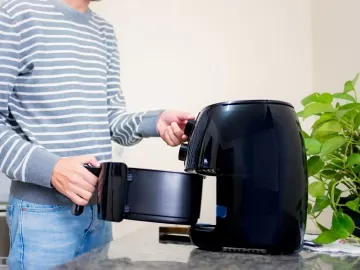 Colocar água, forrar cesto e mais: erros que você comete ao usar air fryer