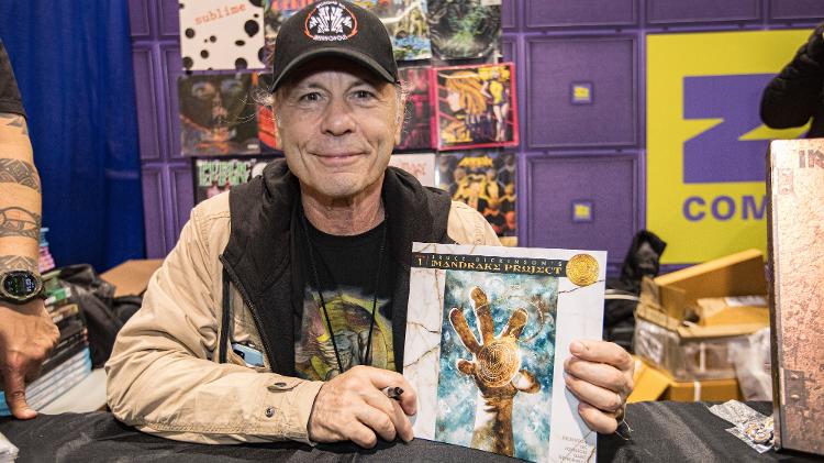 O cantor Bruce Dickinson do Iron Maiden posa para uma sessão de autógrafos de sua nova história em quadrinhos, 'The Mandrake Project', durante a WonderCon 2024, no Anaheim Convention Center em 30 de março de 2024