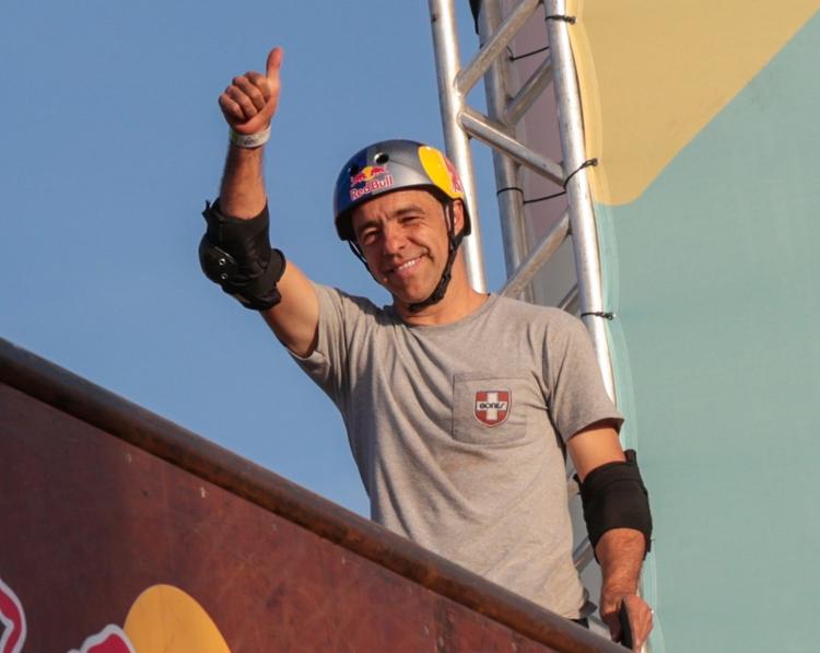 Mineirinho faz demonstração no halfpipe montado no João Rock