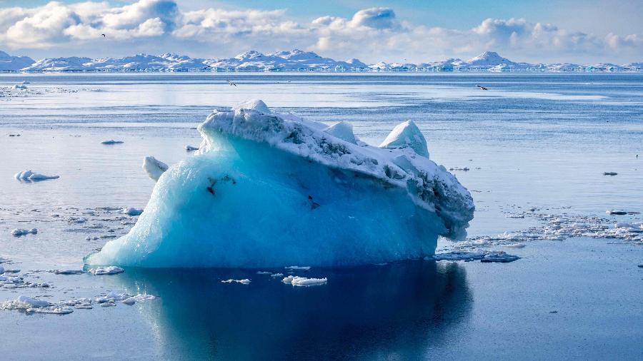 Um iceberg flutua no mar em Nuuk, Groenlândia Um iceberg flutua no mar em Nuuk, Groenlândia